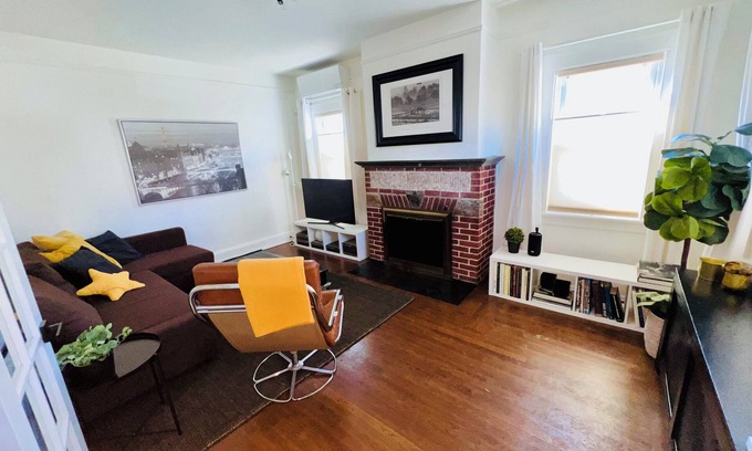 Harrison Casa | 🌇DoWnToWn HoUsE🏡 / 3min WALK to TrainSTATION & facilities / Clean-Spacious-Quiet