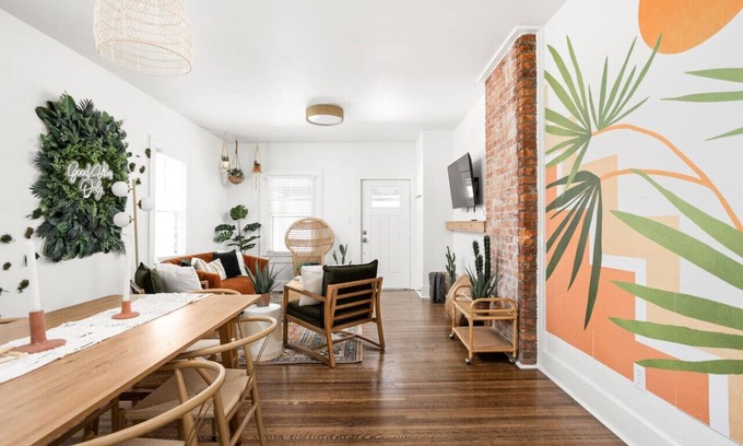 Holy Cross Casa | Downtown Indy 4BR/2BA Home 1 mile to Bottleworks!