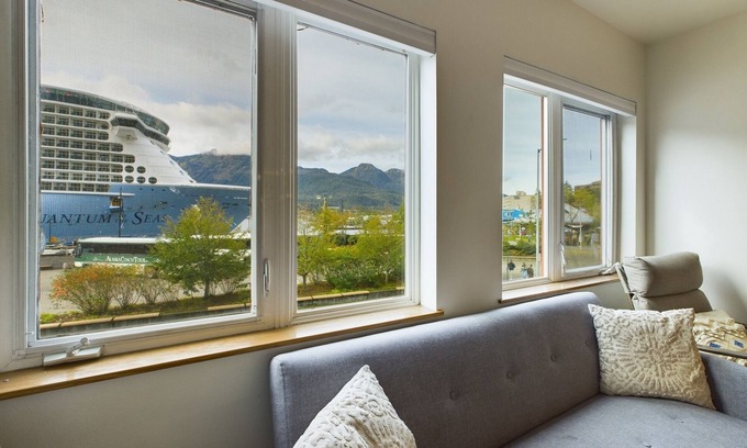 Downtown Juneau Apartamento | Downtown Juneau Gem: 1BR Apt with Stunning Views!