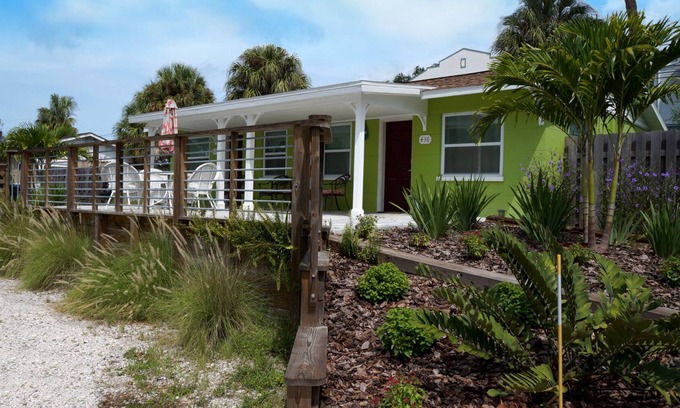 Downtown Dunedin Cabaña | Downtown Keylime Cottage 2