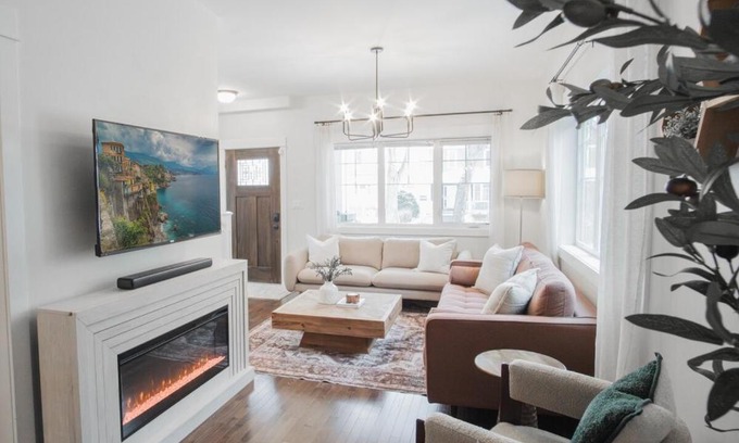 West Edmonton Casa | DOWNTOWN KINGBED 4Br FIREPLACE BIKELANE