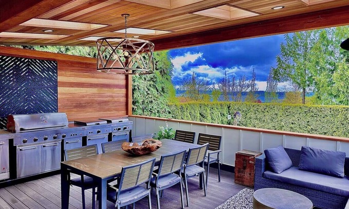Norkirk Casa | Downtown Kirkland Lakeview House and Guest Cottage