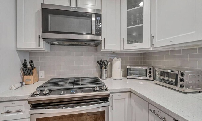 Northside Casa | Downtown l 2 Bedroom l Sleeps 4 l Convenient