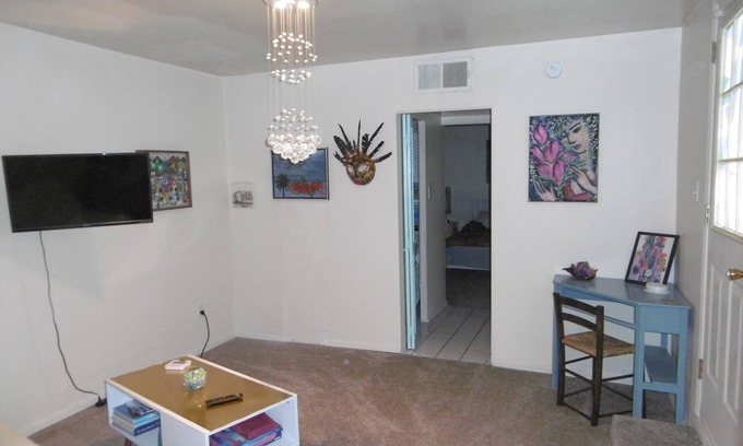 Las Cruces Apartamento | Downtown Las Cruses Apartment with Fine Art Collection