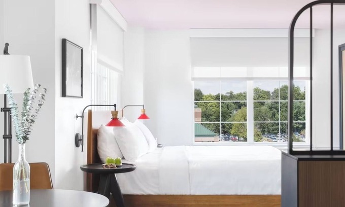Lexington Hotel | Downtown Lexington Retreat, Relaxing Room w/ Upscale Furnishings
