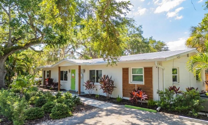Gillespie Park Casa | Downtown Living, Steps to Parks, Newly Furnished