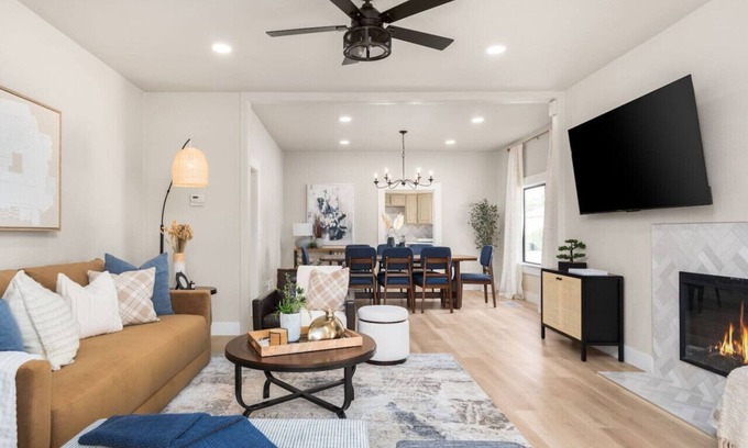 Lodi Casa | Downtown Lodi l 5 Bedrooms Sleeps 10 l Renovated