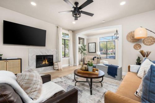 Lodi Casa | Downtown Lodi l Renovated l 5 Bedrooms l Sleeps 10
