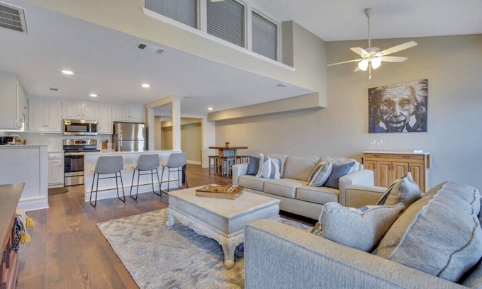 Statesboro Apartamento | Downtown Loft - Above Bull & Barrel & Close to Georgia Southern!