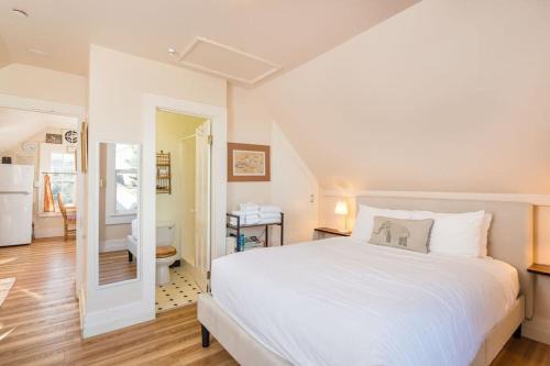 Arcata Apartamento | Downtown Loft-Sauna,Bikes,Hot Tub & Great Fun