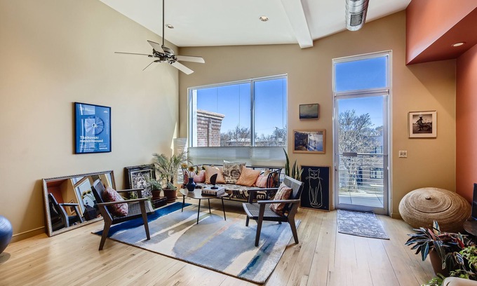 Whittier Condominio | Airy Open Plan Downtown Loft