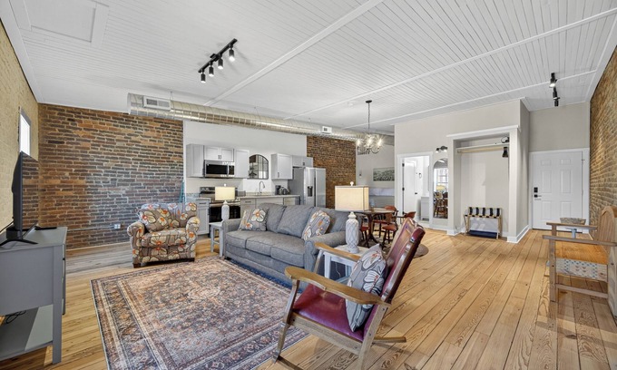Fayetteville Apartamento | Downtown Loft w/Balcony. Walk to Shops & Eats.