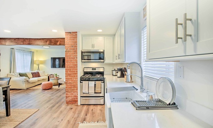 East Village Cabaña | Downtown Long Beach Home: Walk Everywhere!