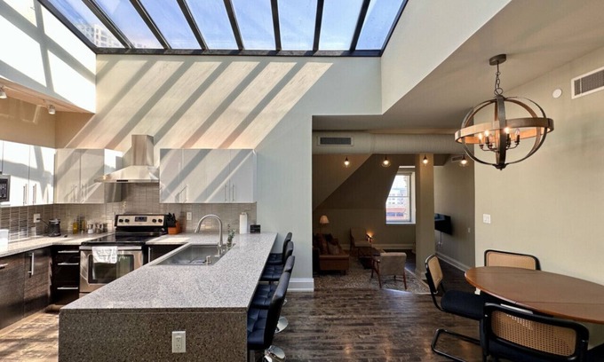 East Town Apartamento | Downtown Luxury 2BR Penthouse Apt