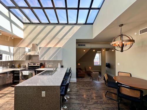 East Town Apartamento | Downtown Luxury 2BR Penthouse Apt