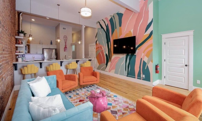 Central Business District Apartamento | Downtown Luxury Industrial Loft / 13-Ft Ceilings / Walkable