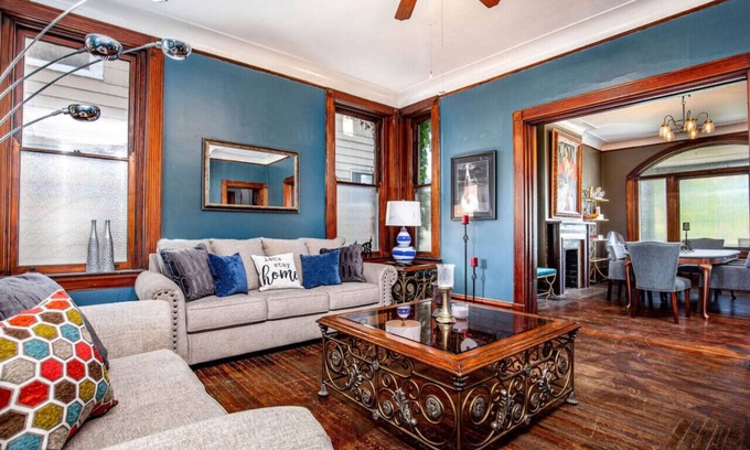 East Walnut HIlls Casa | Downtown Mansion: 7 Bedrooms, 2.5 Baths, Sleeps 20