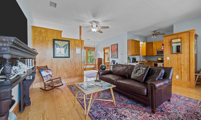 Historic Downtown Manteo Apartamento | Downtown Manteo Studio - 12 minutes to OBX beaches!