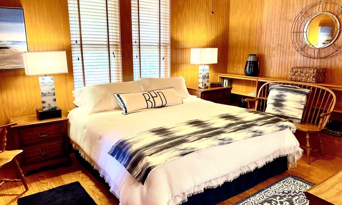 Manteo Casa | Downtown Manteo with Secret Garden