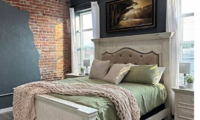 Mena Apartamento | Downtown Mena apartment with hot tub and open concept