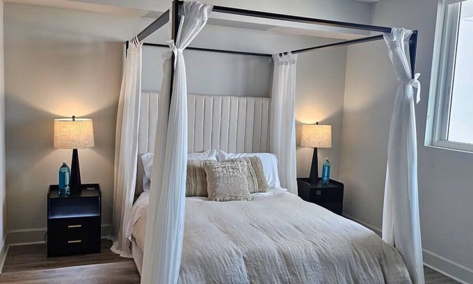 Allapattah Condominio | Downtown Miami Oasis! Amazing city skyline views with gorgeous pool & cabanas!
