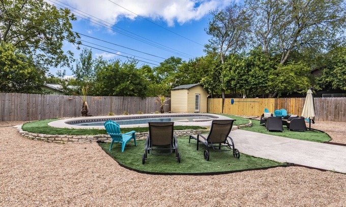 Highland Casa | Downtown⛪Mini Golf⛳HEATED Pool🚣‍♀️Spa🍖BBQ👩‍👩‍👧‍👧4BR🌝9Beds🏓Pong
