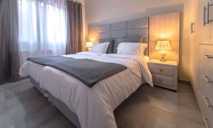 Petralona Apartamento | Downtown Modern 2 Storey Building