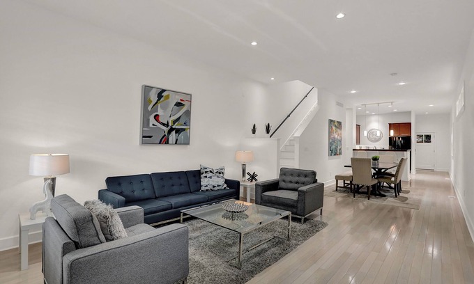 St. Joseph Historic Neighborhood Casa | Downtown Modern and Luxurious 3 BD/ 3.5 BA Townhouse