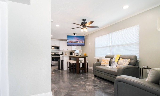 Park East Condominio | Downtown Modern Retreat, Sunflower