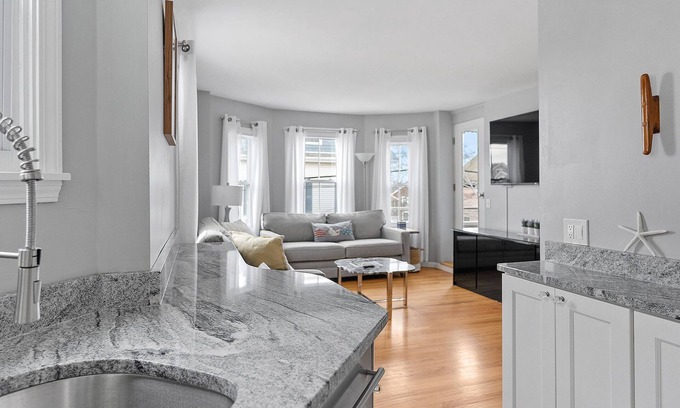 Yachting Village Condominio | Downtown Newport Luxury on Thames, 2BR, Sleeps 7 - Walk to Everything