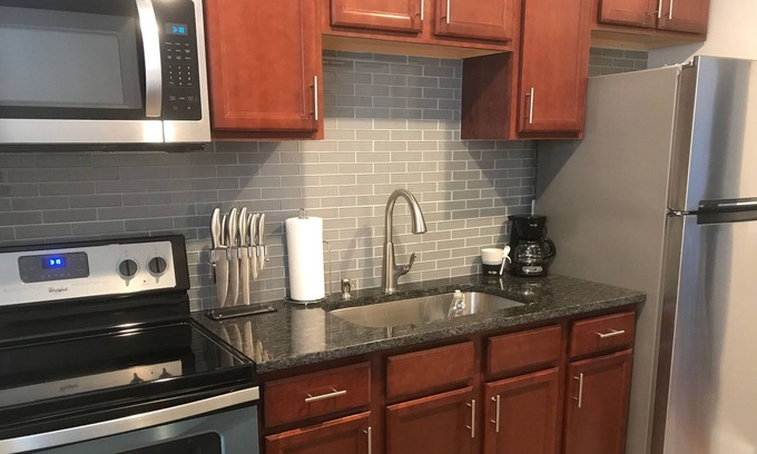 Historic Hill Apartamento | Downtown Newport * Walk Everywhere * 2 BDRM * Sleeps 6
