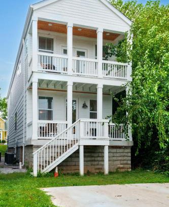 Buena Vista Casa | Downtown Oasis Sleeps 12 and 1 and a half miles to Broadway