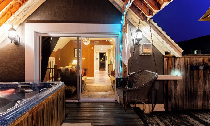 Cornwall Casa | Downtown Oasis: Spacious 4BR Executive Loft with Rooftop Hot Tub