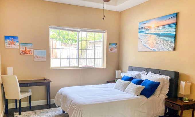 Northside Casa | Downtown Oasis | Vaulted Ceiling | EZ Parking