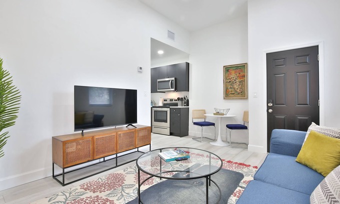 Gillespie Park Casa | Downtown Oasis Work Relax and Bring Your Pet
