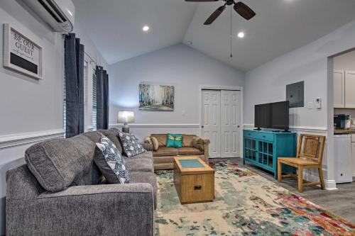 Biloxi Apartamento | Downtown Ocean Springs Retreat 1 Mi to Beach!