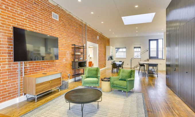Downtown Omaha Condominio | Downtown Omaha Getaway w/ Deck & Gas Grill!