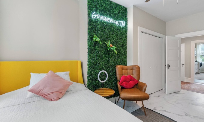 Greeneville Apartamento | Downtown Overlook Spacious4-bed apt w WiFi, arcade,kitchen in Greeneville