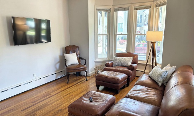 Bristol Casa | Downtown Patriotic Bristol!