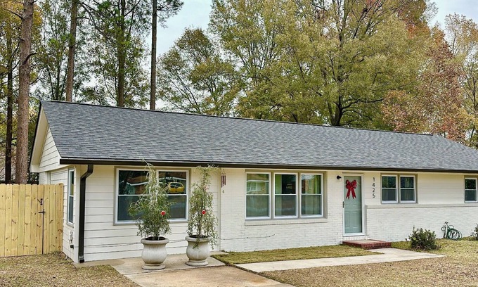 Perry Casa | Downtown Perry Cozy 4-bedroom house with fenced backyard