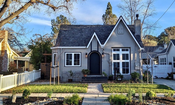 Pleasanton Cabaña | Downtown Pleasanton Cottage