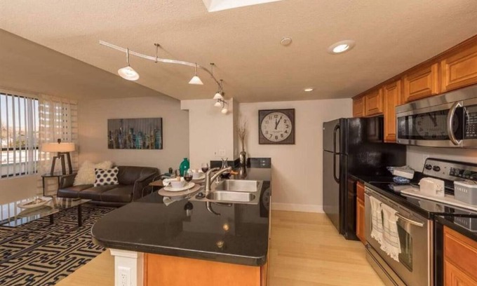 West University Condominio | Downtown Reno Condo with Mountain Views