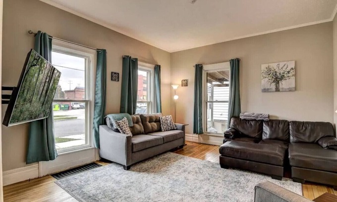 Eau Claire Casa | Downtown Retreat Near Mayo &UWEC