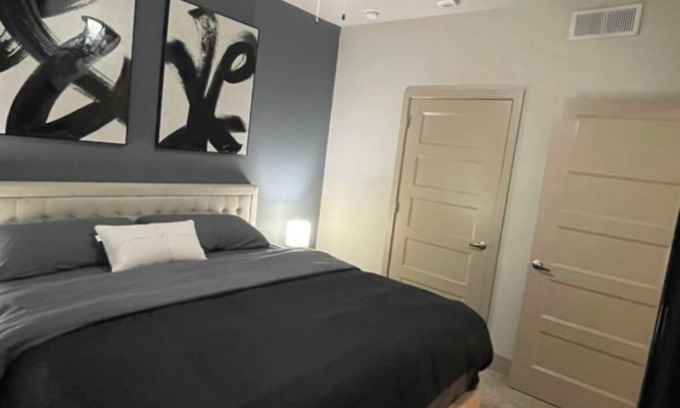 Chestnut Apartamento | Downtown Retreat with Resort Perks- Pool, Wifi, Pets Allowed
