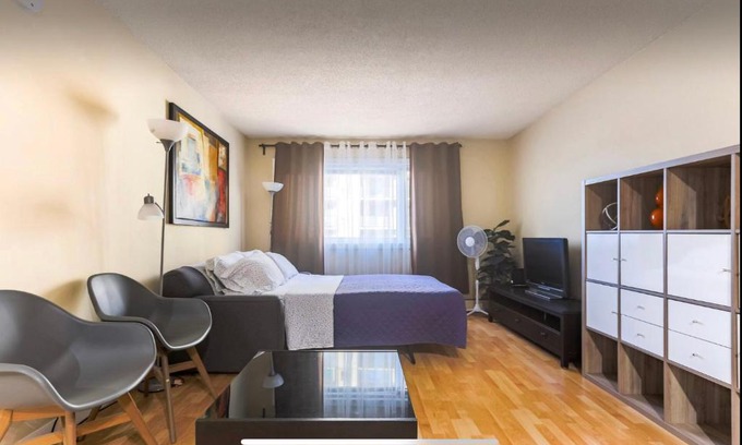 Downtown Edmonton Casa | Downtown River Valley Bachelor Suite Condo, NON Smoking, 12 inches Queen Bed, Beautiful Minimalist, very convenient every where