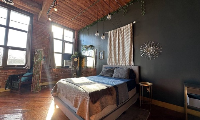 Detroit Apartamento | Downtown: River Views & Vintage Vibes