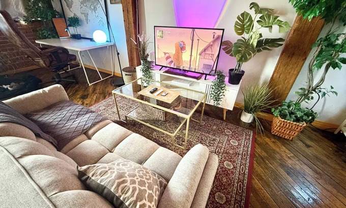 Detroit Apartamento | Downtown: River’s Edge Industrial Loft