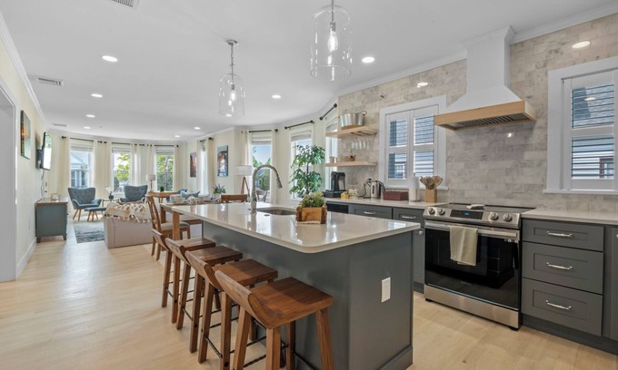 Salem Apartamento | Downtown Salem Gem: 3BR, Patio & Easy Parking