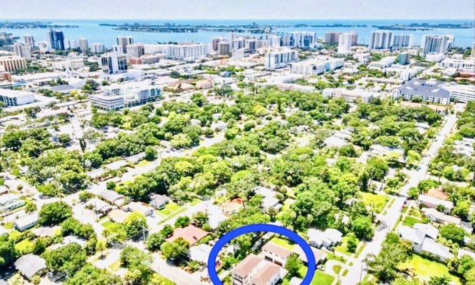 Gillespie Park Casa | Downtown Sarasota Compound |Pet Friendly | Extended Stays |Large Groups | Beach