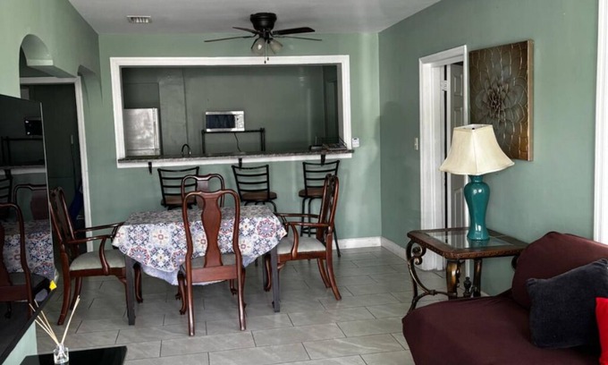 Park East Casa | Pet-Friendly Downtown Sarasota House-3BR/2BA for Couples,Friends, Beaches 7mins